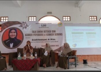 Kepala Unit Medical Center dan Klinik Pratama Universitas Sebelas Maret (UNS) Dr. Selfi Handayani, dr., M.Kes., bersama moderator menyampaikan materi dalam Talk Show Deteksi Dini Kanker Payudara dan Serviks yang digelar Pengurus Wanita LDII Pacitan di Masjid Baitul A’la pada Minggu, (7/12). Foto: Dok. LINES Pacitan.