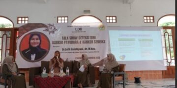 Kepala Unit Medical Center dan Klinik Pratama Universitas Sebelas Maret (UNS) Dr. Selfi Handayani, dr., M.Kes., bersama moderator menyampaikan materi dalam Talk Show Deteksi Dini Kanker Payudara dan Serviks yang digelar Pengurus Wanita LDII Pacitan di Masjid Baitul A’la pada Minggu, (7/12). Foto: Dok. LINES Pacitan.