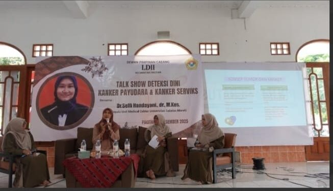 Kepala Unit Medical Center dan Klinik Pratama Universitas Sebelas Maret (UNS) Dr. Selfi Handayani, dr., M.Kes., bersama moderator menyampaikan materi dalam Talk Show Deteksi Dini Kanker Payudara dan Serviks yang digelar Pengurus Wanita LDII Pacitan di Masjid Baitul A’la pada Minggu, (7/12). Foto: Dok. LINES Pacitan.