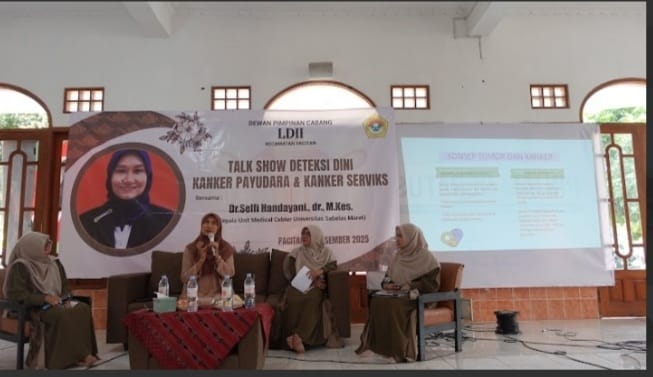 Kepala Unit Medical Center dan Klinik Pratama Universitas Sebelas Maret (UNS) Dr. Selfi Handayani, dr., M.Kes., bersama moderator menyampaikan materi dalam Talk Show Deteksi Dini Kanker Payudara dan Serviks yang digelar Pengurus Wanita LDII Pacitan di Masjid Baitul A’la pada Minggu, (7/12). Foto: Dok. LINES Pacitan.