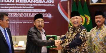 Ketua Tanfidziyah PBNU KH Fahrur Rozi kiri berpose dengan Ketua Umum DPP LDII KH Chriswanto Santoso usai menjadi pembicara dalam Sarasehan Kebangsaan Selasa 1612 Dok LINES