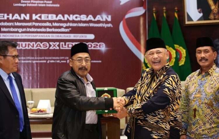 Ketua Tanfidziyah PBNU KH Fahrur Rozi kiri berpose dengan Ketua Umum DPP LDII KH Chriswanto Santoso usai menjadi pembicara dalam Sarasehan Kebangsaan Selasa 1612 Dok LINES