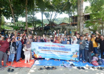Peserta Family Gathering Warga LDII Gunung Anyar di Pantai Mutiara, Trenggalek, pada Minggu (7/12). Kegiatan ini digelar untuk mempererat kerukunan dan kekompakan warga. Foto: Dok. LINES Surabaya.