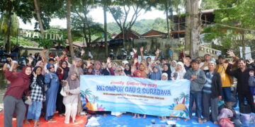 Peserta Family Gathering Warga LDII Gunung Anyar di Pantai Mutiara Trenggalek pada Minggu 712 Kegiatan ini digelar untuk mempererat kerukunan dan kekompakan warga Foto Dok LINES Surabaya