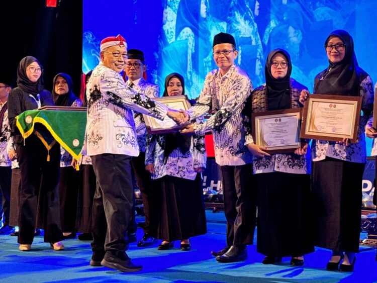 Warga LDII Sidoarjo Drs Koesmoko menerima penghargaan Juara 1 Guru Berdedikasi SMP PGRI tingkat nasional 2025 yang diserahkan langsung oleh Ketua YPLP PGRI Pusat Prof Dr Supardi US MPd Dok LINES