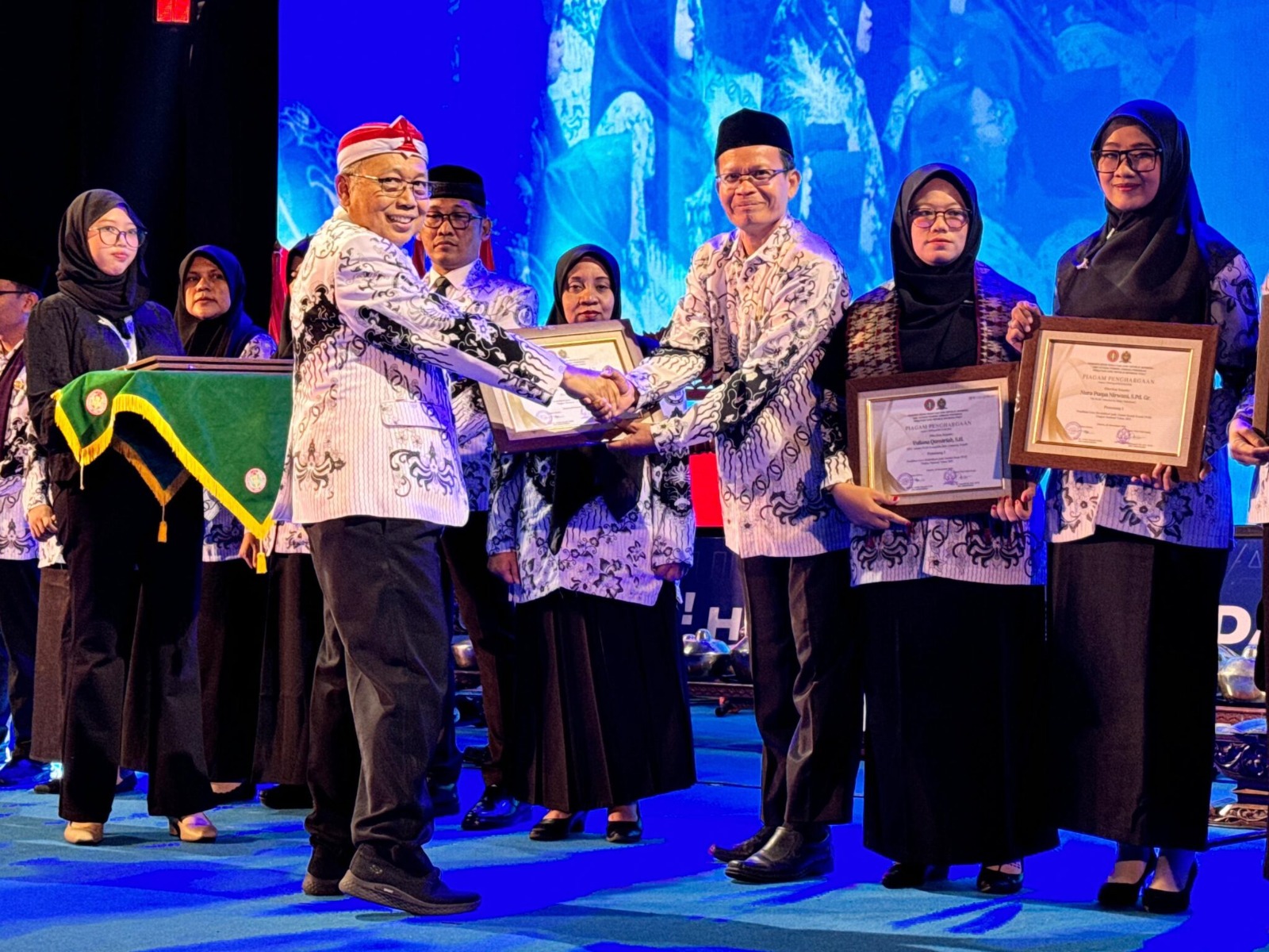 Warga LDII Sidoarjo, Drs. Koesmoko, menerima penghargaan Juara 1 Guru Berdedikasi SMP PGRI tingkat nasional 2025 yang diserahkan langsung oleh Ketua YPLP PGRI Pusat, Prof. Dr. Supardi U.S., M.Pd. Dok: LINES.