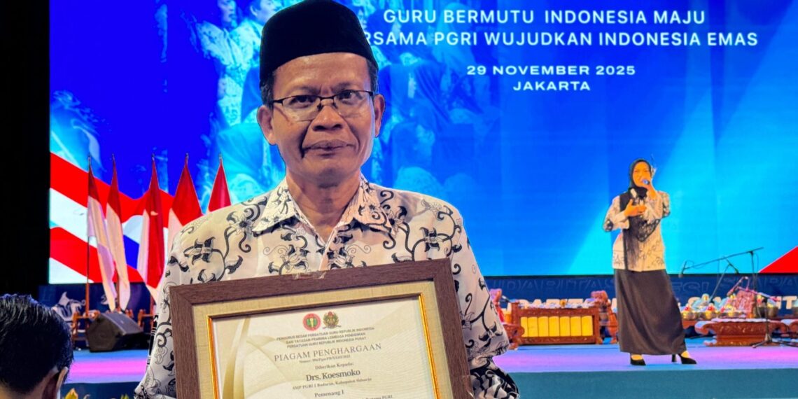 Warga LDII Sidoarjo, Drs. Koesmoko, yang berprofesi sebagai guru Bahasa Jawa di SMP PGRI 1 Buduran, meraih Juara 1 Guru Berdedikasi SMP PGRI tingkat Nasional 2025. Dok: LINES.