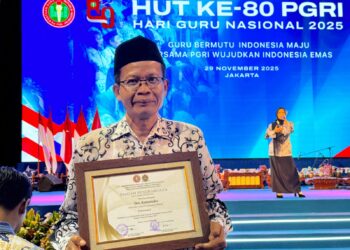Warga LDII Sidoarjo, Drs. Koesmoko, yang berprofesi sebagai guru Bahasa Jawa di SMP PGRI 1 Buduran, meraih Juara 1 Guru Berdedikasi SMP PGRI tingkat Nasional 2025. Dok: LINES.
