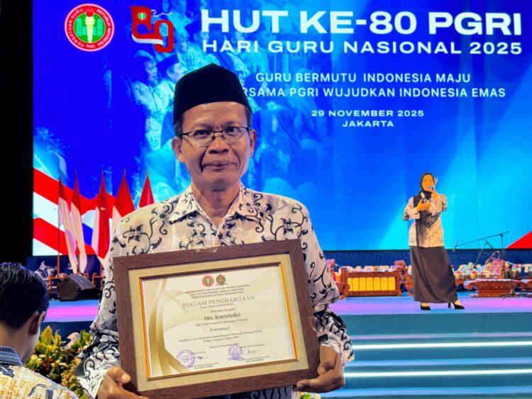 Warga LDII Sidoarjo Drs Koesmoko yang berprofesi sebagai guru Bahasa Jawa di SMP PGRI 1 Buduran meraih Juara 1 Guru Berdedikasi SMP PGRI tingkat Nasional 2025 Dok LINES