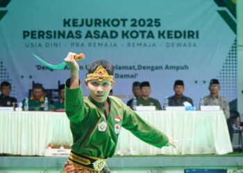 Seorang pesilat muda menampilkan jurus pada Kejurkot PERSINAS ASAD Kota Kediri 2025 yang digelar pada Sabtu (29/11) di Padepokan PERSINAS ASAD Kediri. Foto: Dok. LINES Kediri.