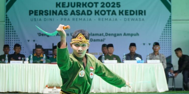 Seorang pesilat muda menampilkan jurus pada Kejurkot PERSINAS ASAD Kota Kediri 2025 yang digelar pada Sabtu (29/11) di Padepokan PERSINAS ASAD Kediri. Foto: Dok. LINES Kediri.
