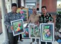 Sejumlah karya seni lukis bertema bunga ditawarkan kepada masyarakat sebagai bentuk partisipasi dalam mendukung keberlangsungan program kerja LDII Surabaya. Foto: Dok. LINES Surabaya