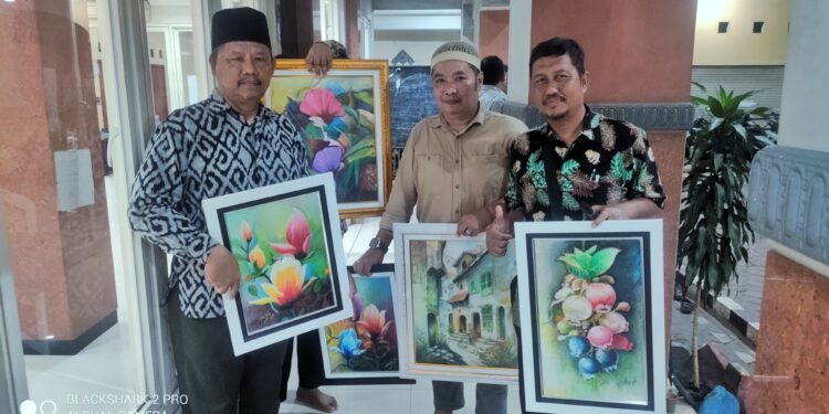 Sejumlah karya seni lukis bertema bunga ditawarkan kepada masyarakat sebagai bentuk partisipasi dalam mendukung keberlangsungan program kerja LDII Surabaya. Foto: Dok. LINES Surabaya