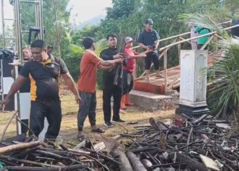 Warga PC LDII Kecamatan Pacitan bersama masyarakat sekitar menggelar gotong royong membersihkan tumpukan kayu yang terbawa arus sungai di kawasan objek wisata Watu Mejo Mangrove Park, Sabtu (20/12). Foto: Dok. LINES Pacitan