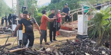 Warga PC LDII Kecamatan Pacitan bersama masyarakat sekitar menggelar gotong royong membersihkan tumpukan kayu yang terbawa arus sungai di kawasan objek wisata Watu Mejo Mangrove Park Sabtu 2012 Foto Dok LINES Pacitan