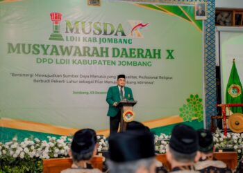 Ketua DPW LDII Jawa Timur Moch Amrodji Konawi menyampaikan pengarahan pada pembukaan Musda X DPD LDII Kabupaten Jombang di Ponpes Gadingmangu, Rabu (3/12). Dalam arahannya, ia menekankan pentingnya penguatan organisasi dan peningkatan kualitas sumber daya manusia agar LDII mampu memberikan kontribusi nyata bagi kemajuan daerah. Foto: Dok. LINES Jatim