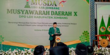 Ketua DPW LDII Jawa Timur Moch Amrodji Konawi menyampaikan pengarahan pada pembukaan Musda X DPD LDII Kabupaten Jombang di Ponpes Gadingmangu, Rabu (3/12). Dalam arahannya, ia menekankan pentingnya penguatan organisasi dan peningkatan kualitas sumber daya manusia agar LDII mampu memberikan kontribusi nyata bagi kemajuan daerah. Foto: Dok. LINES Jatim