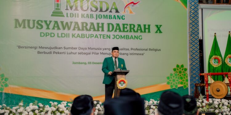 Ketua DPW LDII Jawa Timur Moch Amrodji Konawi menyampaikan pengarahan pada pembukaan Musda X DPD LDII Kabupaten Jombang di Ponpes Gadingmangu, Rabu (3/12). Dalam arahannya, ia menekankan pentingnya penguatan organisasi dan peningkatan kualitas sumber daya manusia agar LDII mampu memberikan kontribusi nyata bagi kemajuan daerah. Foto: Dok. LINES Jatim