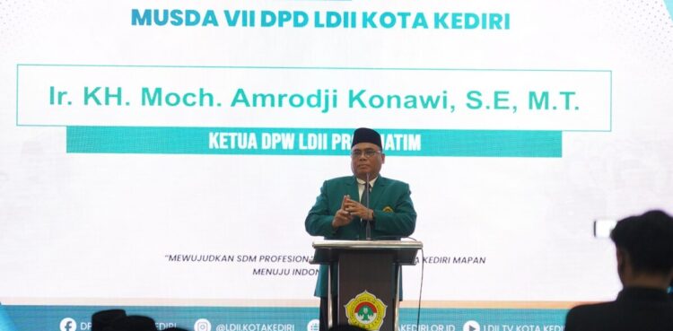 Ketua DPW LDII Jawa Timur, Moch. Amrodji Konawi, menyampaikan arahan pada Musda VII DPD LDII Kota Kediri di Pondok Pesantren Wali Barokah, Rabu (17/12). Foto: Dok. LINES Jatim
