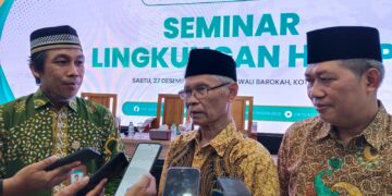 Ketua Ponpes Wali Barokah KH Sunarto menegaskan santri memiliki tanggung jawab menjaga lingkungan dan kelestarian alam di tengah tantangan perubahan iklim Sabtu 2712 Foto Dok LINES Kediri