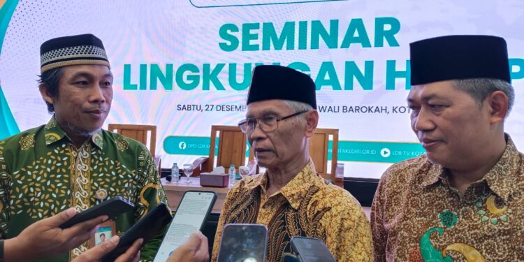 Ketua Ponpes Wali Barokah KH Sunarto menegaskan santri memiliki tanggung jawab menjaga lingkungan dan kelestarian alam di tengah tantangan perubahan iklim, Sabtu (27/12). Foto: Dok. LINES Kediri