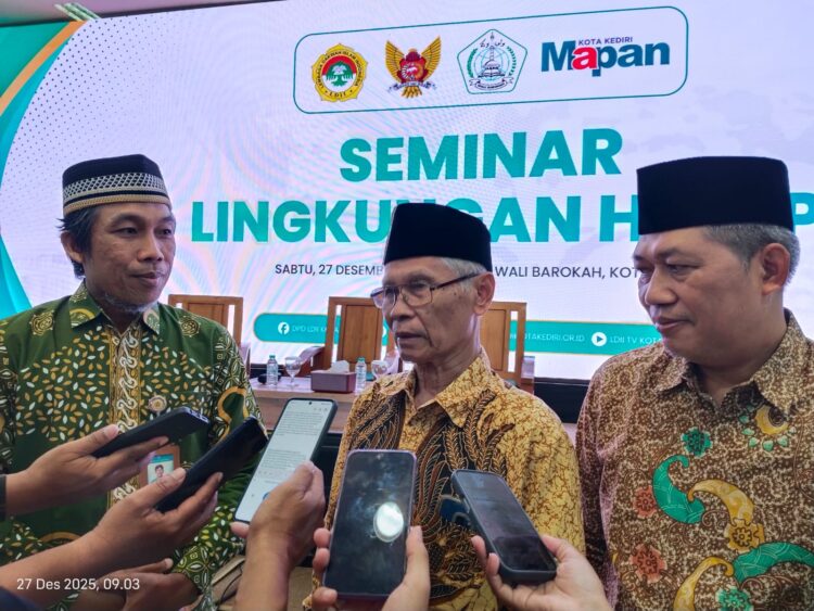 Ketua Ponpes Wali Barokah KH Sunarto menegaskan santri memiliki tanggung jawab menjaga lingkungan dan kelestarian alam di tengah tantangan perubahan iklim Sabtu 2712 Foto Dok LINES Kediri