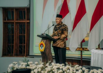 Ketua terpilih DPD LDII Jombang, Widodo, menyampaikan sambutan dalam sidang paripurna Musda X LDII Jombang yang digelar di Ponpes Gadingmangu, Kecamatan Perak, pada Rabu (3/12). Dalam penyampaiannya, ia menegaskan arah organisasi pada periode 2025–2030. Foto: Dok. Lines Jatim