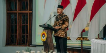 Ketua terpilih DPD LDII Jombang, Widodo, menyampaikan sambutan dalam sidang paripurna Musda X LDII Jombang yang digelar di Ponpes Gadingmangu, Kecamatan Perak, pada Rabu (3/12). Dalam penyampaiannya, ia menegaskan arah organisasi pada periode 2025–2030. Foto: Dok. Lines Jatim