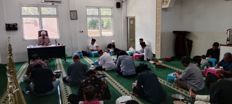 Warga LDII Kelurahan Ragunan menggelar khataman Kitab Thaharah yang berlangsung di Masjid Baitussalam, Ragunan, Kecamatan Pasar Minggu, Jakarta, pada Kamis (25/12). Foto: Dok. LINES Jakarta