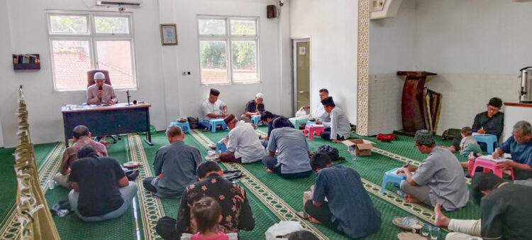 Warga LDII Kelurahan Ragunan menggelar khataman Kitab Thaharah yang berlangsung di Masjid Baitussalam Ragunan Kecamatan Pasar Minggu Jakarta pada Kamis 2512 Foto Dok LINES Jakarta