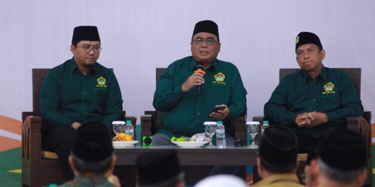 konsolidasiorganisasi2025ldiijatim | LDII JAWA TIMUR Ketua DPW LDII Jawa Timur Moch Amrodji Konawi tengah didampingi Wakil Sekretaris Royan Abdillah Zakaria dan Bendahara Tomi Hendrawan memaparkan program kerja 2026 dalam konsolidasi organisasi yang digelar pada Minggu 112 di Gedung Serbaguna Sabilurrosyidin Surabaya Foto Dok LINES Jatim