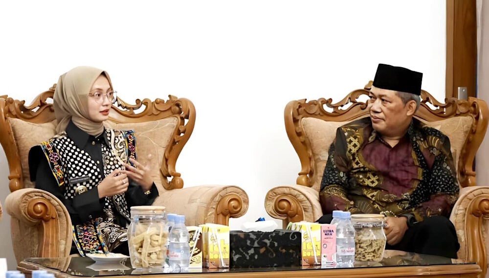 Ketua DPD LDII Kota Kediri, Agung Riyanto, berbincang dengan Wali Kota Kediri Vinanda Prameswati, saat silaturahim di Rumah Dinas Wali Kota, membahas persiapan Musda VII LDII, Kamis (11/12). Foto: Dok. LINES Kediri.