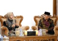 Ketua DPD LDII Kota Kediri, Agung Riyanto, berbincang dengan Wali Kota Kediri Vinanda Prameswati, saat silaturahim di Rumah Dinas Wali Kota, membahas persiapan Musda VII LDII, Kamis (11/12). Foto: Dok. LINES Kediri.