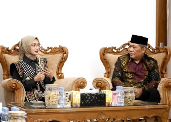 Ketua DPD LDII Kota Kediri, Agung Riyanto, berbincang dengan Wali Kota Kediri Vinanda Prameswati, saat silaturahim di Rumah Dinas Wali Kota, membahas persiapan Musda VII LDII, Kamis (11/12). Foto: Dok. LINES Kediri.