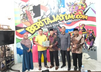 Pengurus DPW LDII Jawa Timur silaturahim dengan Redaksi Berita Jatim, Jumat (19/12). Foto: Dok. LINES Jatim