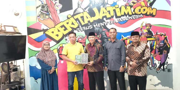 Pengurus DPW LDII Jawa Timur silaturahim dengan Redaksi Berita Jatim Jumat 1912 Foto Dok LINES Jatim