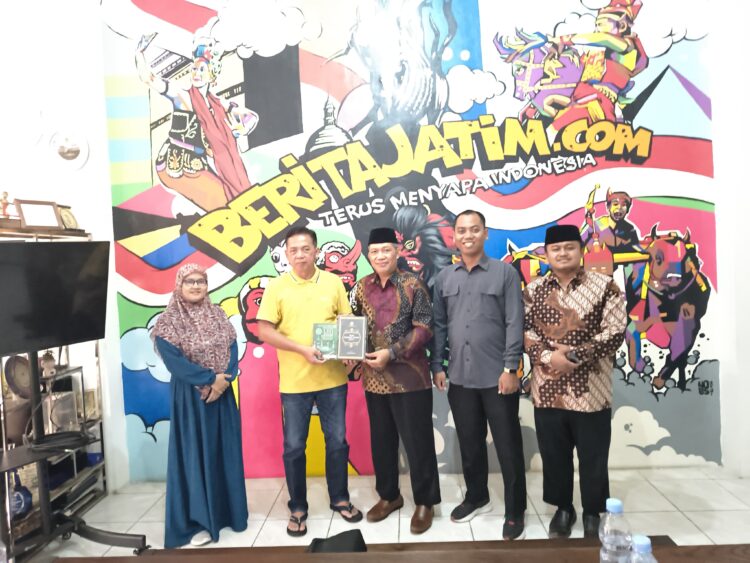 Pengurus DPW LDII Jawa Timur silaturahim dengan Redaksi Berita Jatim Jumat 1912 Foto Dok LINES Jatim