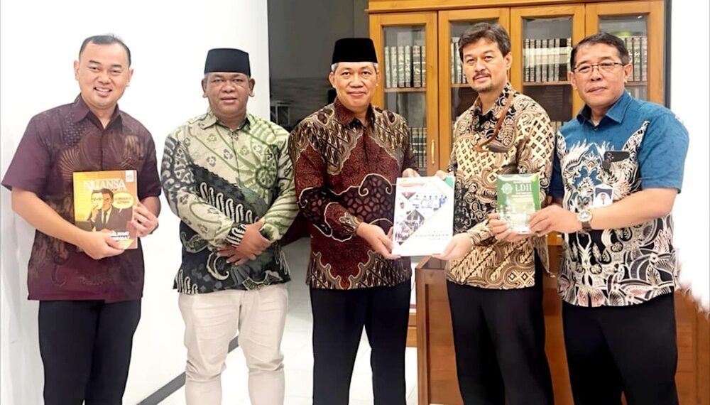 Kunjungan silaturahim Bank Mandiri Cabang Kediri ke DPD LDII Kota Kediri di Kantor Pondok Pesantren Al-Hasun, Rabu (24/12). Foto: Dok. LINES Kediri
