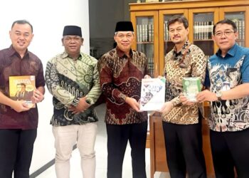 Kunjungan silaturahim Bank Mandiri Cabang Kediri ke DPD LDII Kota Kediri di Kantor Pondok Pesantren Al-Hasun, Rabu (24/12). Foto: Dok. LINES Kediri