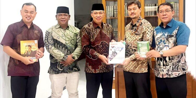 Kunjungan silaturahim Bank Mandiri Cabang Kediri ke DPD LDII Kota Kediri di Kantor Pondok Pesantren Al Hasun Rabu 2412 Foto Dok LINES Kediri