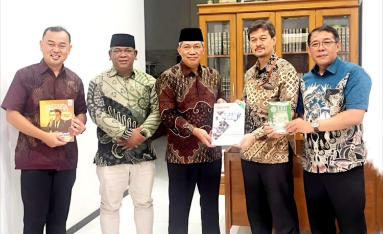 Kunjungan silaturahim Bank Mandiri Cabang Kediri ke DPD LDII Kota Kediri di Kantor Pondok Pesantren Al Hasun Rabu 2412 Foto Dok LINES Kediri