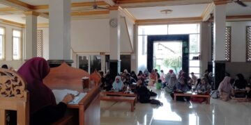 PC LDII Mojoagung menggelar pengajian akbar yang menekankan peran ibu dalam menjaga ketahanan keluarga di era digital. Acara yang digagas Bidang Pemberdayaan Perempuan dan Kesejahteraan Keluarga itu berlangsung di Masjid Nurul Huda, Kademangan, Mojoagung, pada Minggu (7/12). Dok: LINES.
