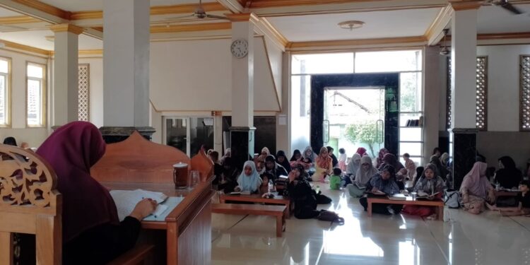 PC LDII Mojoagung menggelar pengajian akbar yang menekankan peran ibu dalam menjaga ketahanan keluarga di era digital. Acara yang digagas Bidang Pemberdayaan Perempuan dan Kesejahteraan Keluarga itu berlangsung di Masjid Nurul Huda, Kademangan, Mojoagung, pada Minggu (7/12). Dok: LINES.