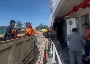 LDII Kepri dan Senkom Mitra Polri menyalurkan bantuan Bakamla RI untuk warga terdampak banjir Aceh, Kamis (18/12). Foto: Dok. LINES