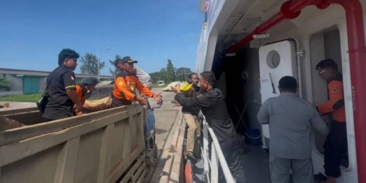 LDII Kepri dan Senkom Mitra Polri menyalurkan bantuan Bakamla RI untuk warga terdampak banjir Aceh, Kamis (18/12). Foto: Dok. LINES