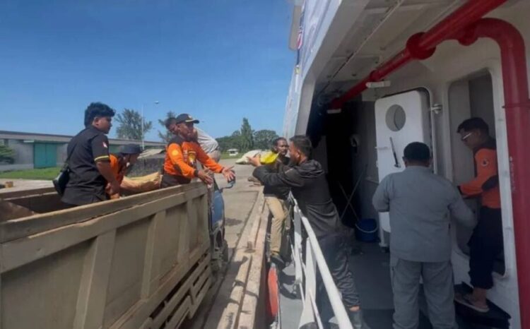 LDII Kepri dan Senkom Mitra Polri menyalurkan bantuan Bakamla RI untuk warga terdampak banjir Aceh Kamis 1812 Foto Dok LINES