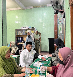 PAC LDII Tambak Oso mengadakan cek kesehatan gratis bagi warga setenpat usai pengajian rutin di Masjid Baitul Islah, Tambak Oso, Sidoarjo, pada Senin (15/12). Dok: LINES.