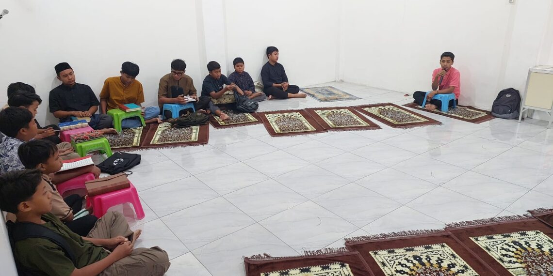 Peserta pengajian asrama LDII Wonokupang mengikuti kegiatan pembinaan karakter selama libur sekolah Foto Dok LINES Sidoarjo