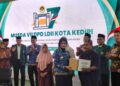 Wali Kota Kediri Vinanda Prameswati menyerahkan bantuan sosial kepada warga saat pembukaan Musda VII DPD LDII Kota Kediri di Pondok Pesantren Wali Barokah, Rabu (17/12). Foto: Dok. LINES Jatim