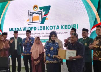Wali Kota Kediri Vinanda Prameswati menyerahkan bantuan sosial kepada warga saat pembukaan Musda VII DPD LDII Kota Kediri di Pondok Pesantren Wali Barokah, Rabu (17/12). Foto: Dok. LINES Jatim